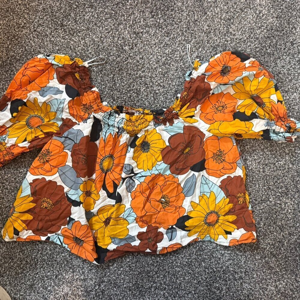 Steve Madden BB Dakota cropped floral blouse with peasant short sleeves